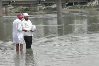 गंगा के बजाए यमुना में विसर्जित की जा रहीं अस्थियां.