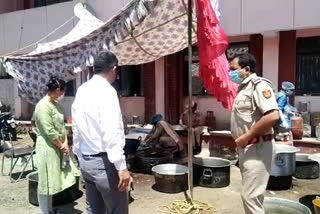 najafgarh police food distribution to needy peoples with doctor Natasha Dahiya during lockdown