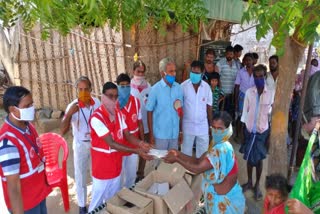 கல் உடைக்கும் தொழிலாளர்களுக்கு உணவு வழங்கும் ரெட் கிராஸ்சினர்