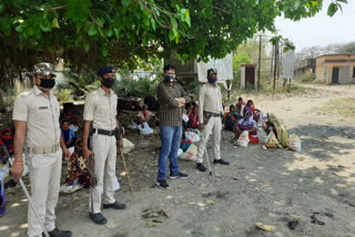 Distribution of food items with the help of police in gaya