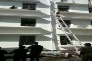 Man attempted to commit suicide by jumping off floor 3 of Safdarjung Hospital in delhi