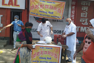 Minister Kailash Gehlot distributed food to the needy on behalf of the Seva Dal in Najafgarh