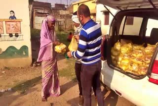 etv-bharat-team-distributed-ration-to-needy-people-in-kawardha