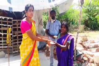 councillor banumathi helps needy people with food everyday