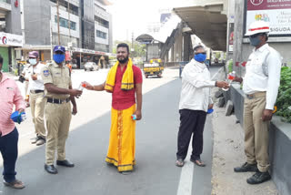 PRIEST DISTRIBUTED FOOD AND MASK TO POLICE