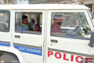 police helps to delivery women at tuni