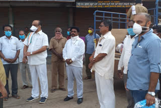 Harish Kumar, distributed food kits to Auto drivers