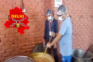 Janta Ki Rasoi distributing food