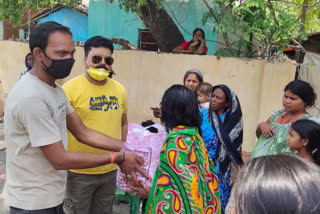 Social workers coming forward to help the needy in giridih