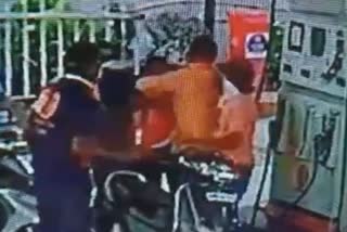 woman beaten on petrol pump story  nagpur crime news  nagpur latest news  नागपूर लेटेस्ट न्युज  पेट्रोल पंपावर महिलेला माराहण