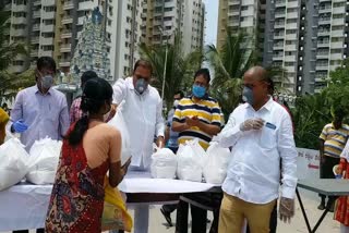 mla gandhi rice distribution to migrant labours in hyderabad