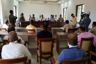 UT Khader made meeting with police and merchants at Mangalore