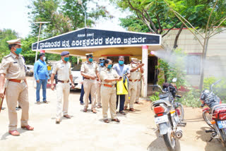 ಠಾಣೆಗೆ ಕೀಟನಾಶಕ ಸಿಂಪಡಿಸಿದ ಎಸ್​ಪಿ