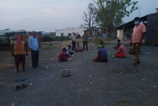 ETV bharat helped laborers trapped in Surguja of Chhattisgarh