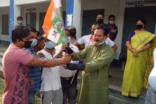 ত্রাণ সামগ্রী বিলির আগে BJP থেকে তৃণমূলে যোগ দেওয়াচ্ছেন বিধায়ক