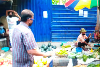 মাস্ক ছাড়া ক্রেতাদের ফেরাচ্ছে কাঁকুড়গাছি বাজার