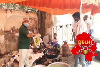 RSS volunteers feeding poor people from house to house