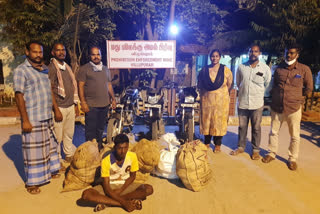 Police arrest a man who came with bundles of jaggery near Arakandanallur