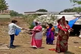 team-spandana-providing-food-in-gurumitkal