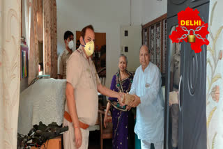 vikaspuri police gift cake to senior citizens