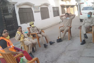 पुलिस और सफाई कर्मचारी तैनात