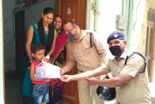roorkee-police-gave-cake-to-child-on-birthday