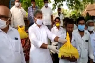 mp kesineni nani distribute fruits on chandrababu birthday at reddygudem krishna district