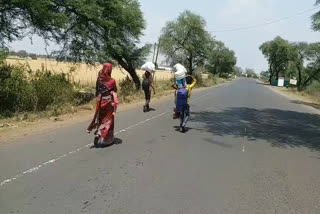 Laborer family on foot from Bhopal to Mungaoli