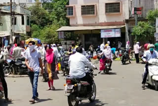 Jalgaon District Discount from  Lockdown large gathering of people in market