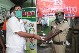 a hotel owner in nagai distribute free food for corona warriors