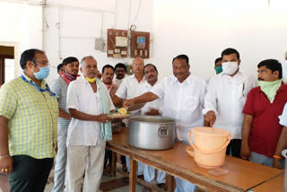 tdp leader baggu ramanamurthy distribute food to sanitation workers at narasannapet srikakulam district