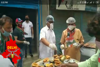 Delhi Congress Committee President Anil Kumar Choudhary distributed food during the lockdown