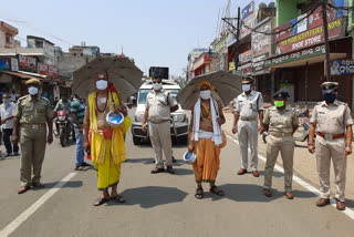 dhenkanal latest news, dhenkanal police finds new way of awareness, chakulia pamda awares people, police officer takes attire of chakulia panda, ଢେଙ୍କାନାଳ ଲାଟେଷ୍ଟ ନ୍ୟୁଜ୍‌, ଢେଙ୍କାନାଳର ପୋଲିସଙ୍କ ନିଆରା ଉଦ୍ୟମ, ଚକୁଳିଆ ପଣ୍ଡାଙ୍କ କୋରୋନା ସଚେତନତା, ଚକୁଳିଆ ପଣ୍ଡା ହେଲେ ପୋଲିସ ଅଧିକାରୀ
