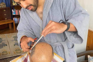 vikramadityasingh cut hair of his father