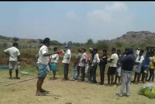 people gathering to buy fish in between lockdown at chikkamagalore