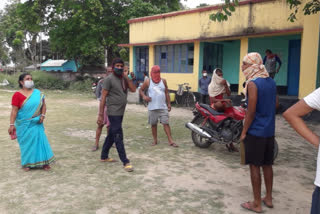 অঙ্গনওয়াড়ি কেন্দ্রের সামনে বিক্ষোভ স্থানীয়দের