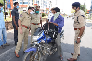 అకారణంగా రోడ్లెక్కితే వాహనాలు సీజ్ : సీపీ రవీందర్