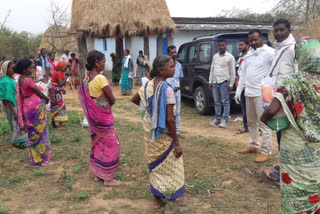 Mandar Congress leader and social worker distributed food items among people