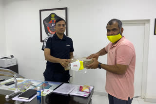 helping hands organisation masks distributed to nellore police