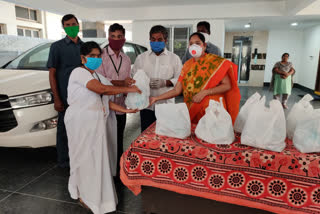 home minister distributed masks at guntur