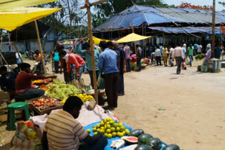 নিয়মের তোয়াক্কা না করে মাস্ক ছাড়াই কাঁথির বাজারে ভিড় ক্রেতাদের