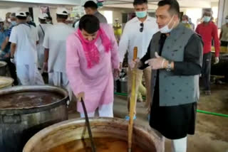 manoj tiwari cooked food in iskcon kitchen with business guri vivek bindra