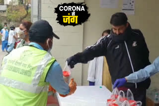 Manoj Tiwari distributes masks and sanitizers to cleaning workers