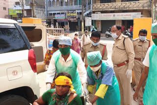 police helped persons who wounded in an accident at gummileru in eastgodavari