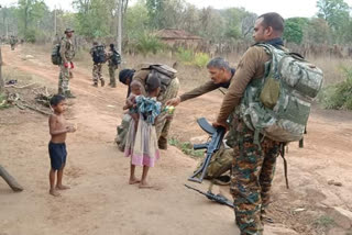 policeman-gave-help-to-helpless-children-his-happiness-on-the-face-of-children