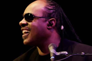 Stevie Wonder pays tribute to Bill Withers