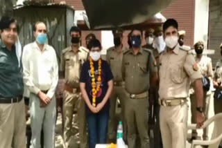 पुलिसकर्मियों के साथ इस बच्चे ने मनाया अपना जन्मदिन.