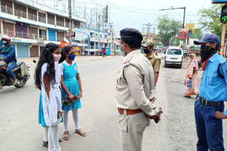 স্কুলের পথে ছাত্রীরা, মালদায় লকডাউনের শিথিলতা নিয়ে ঘোর বিভ্রান্তি