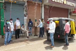 BJP workers going and giving food to policemen on duty in lockdown