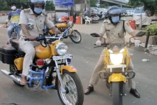 gandhi nagar sub division ACP siddarth jain patrolling through bike during lockdown in delhi